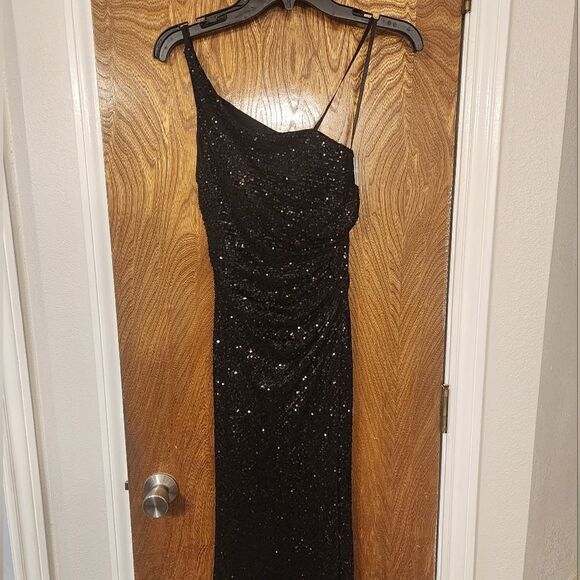 NWT LA FEMME black Sequin One shoulder Gown - Picture 4 of 10